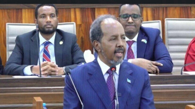رئيس الصومال يطالب برفع حظر الأسلحة المفروض على بلاده منذ 1992